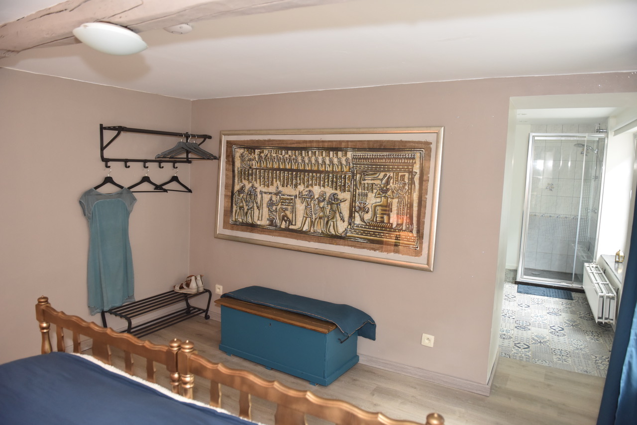Egyptekamer met zicht op de badkamer
